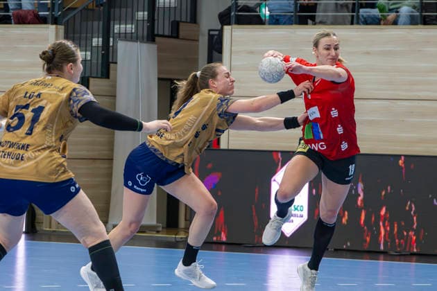 Handball Bundesliga Frauen, Saison 2025 2026 SV Union Halle-Neustadt vs.Buxtehuder SV Halle, Deutschland 03.Januar 2026: Im Bild:v.li.Isabelle Doelle (Buxtehude) und Lea Gruber (Halle) Halle Saale SWH Arena Sachsen-Anhalt Deutschland