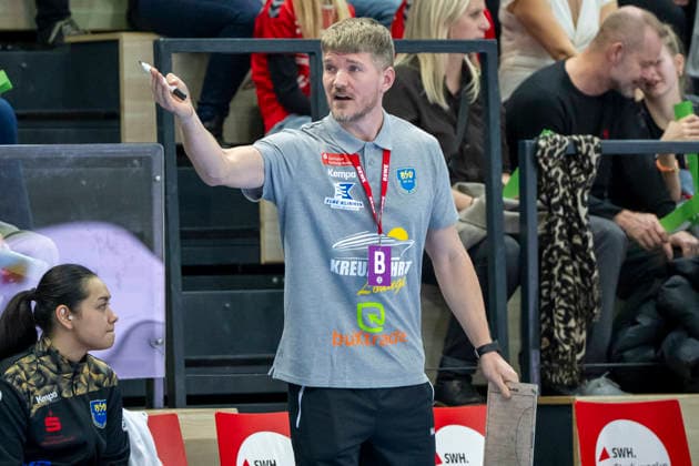 Handball Bundesliga Frauen, Saison 2025 2026 SV Union Halle-Neustadt vs.Buxtehuder SV Halle, Deutschland 03.Januar 2026: Im Bild:Trainer Nicolaj Andersson (Buxtehude) Halle Saale SWH Arena Sachsen-Anhalt Deutschland