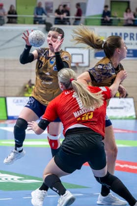 Handball Bundesliga Frauen, Saison 2025 2026 SV Union Halle-Neustadt vs.Buxtehuder SV Halle, Deutschland 03.Januar 2026: Im Bild:v.li.Anika Hampel (Buxtehude), Isabelle Doelle (Buxtehude) und Viktoria Marksteiner (Halle) Halle Saale SWH Arena Sachsen-Anhalt Deutschland