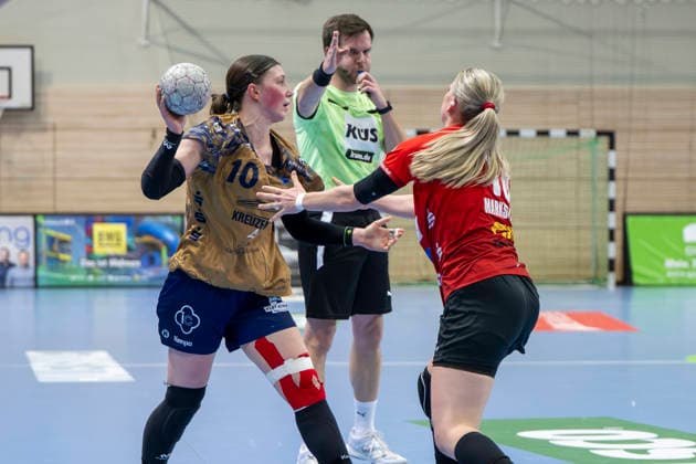 Handball Bundesliga Frauen, Saison 2025 2026 SV Union Halle-Neustadt vs.Buxtehuder SV Halle, Deutschland 03.Januar 2026: Im Bild:v.li.Anika Hampel (Buxtehude) und Fabienne Büch Buech (Halle) Halle Saale SWH Arena Sachsen-Anhalt Deutschland