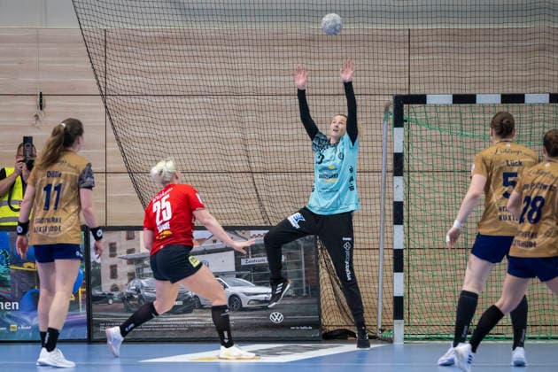Handball Bundesliga Frauen, Saison 2025 2026 SV Union Halle-Neustadt vs.Buxtehuder SV Halle, Deutschland 03.Januar 2026: Im Bild:v.li.Lilli Röpke Roepke (Halle) und Torhueterin Oliwia Kaminska (Buxtehude) Halle Saale SWH Arena Sachsen-Anhalt Deutschland