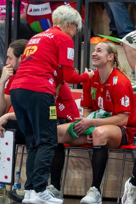 Handball Bundesliga Frauen, Saison 2025 2026 SV Union Halle-Neustadt vs.Buxtehuder SV Halle, Deutschland 03.Januar 2026: Im Bild:v.li.Trainerin Ines Seidler (Halle) und Lea Gruber (Halle) Halle Saale SWH Arena Sachsen-Anhalt Deutschland