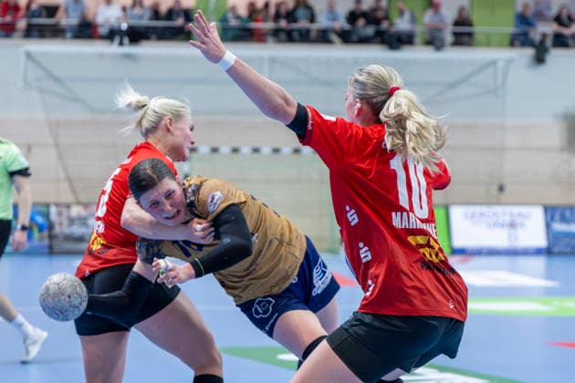 Handball Bundesliga Frauen, Saison 2025 2026 SV Union Halle-Neustadt vs.Buxtehuder SV Halle, Deutschland 03.Januar 2026: Im Bild:v. li. im Zweikampf Lilli Röpke Roepke (Halle), Anika Hampel (Buxtehude) und Viktoria Marksteiner (Halle) Halle Saale SWH Arena Sachsen-Anhalt Deutschland