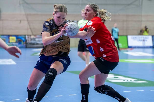 Handball Bundesliga Frauen, Saison 2025 2026 SV Union Halle-Neustadt vs.Buxtehuder SV Halle, Deutschland 03.Januar 2026: Im Bild:v. li. im Zweikampf Johanna Andresen (Buxtehude) und Viktoria Marksteiner (Halle) Halle Saale SWH Arena Sachsen-Anhalt Deutschland
