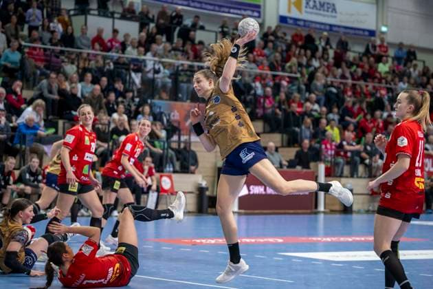 Handball Bundesliga Frauen, Saison 2025 2026 SV Union Halle-Neustadt vs.Buxtehuder SV Halle, Deutschland 03.Januar 2026: Im Bild:v.li.Isabelle Doelle (Buxtehude) und Cara Reuthal (Halle) Halle Saale SWH Arena Sachsen-Anhalt Deutschland