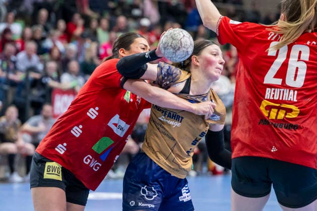 Handball Bundesliga Frauen, Saison 2025 2026 SV Union Halle-Neustadt vs.Buxtehuder SV Halle, Deutschland 03.Januar 2026: Im Bild:v. li. im Zweikampf Lynn Molenaar (Halle) und Anika Hampel (Buxtehude) Halle Saale SWH Arena Sachsen-Anhalt Deutschland