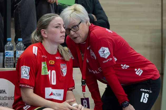 Handball Bundesliga Frauen, Saison 2025 2026 SV Union Halle-Neustadt vs.Buxtehuder SV Halle, Deutschland 03.Januar 2026: Im Bild:v.li.Viktoria Marksteiner (Halle) und Trainerin Ines Seidler (Halle) Halle Saale SWH Arena Sachsen-Anhalt Deutschland