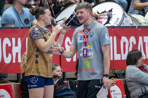 Handball Bundesliga Frauen, Saison 2025 2026 SV Union Halle-Neustadt vs.Buxtehuder SV Halle, Deutschland 03.Januar 2026: Im Bild:v.li.Tessa Pieperjohanns (Buxtehude) und Trainer Nicolaj Andersson (Buxtehude) Gestik, Geste, gestikuliert, Halle Saale SWH Arena Sachsen-Anhalt Deutschland