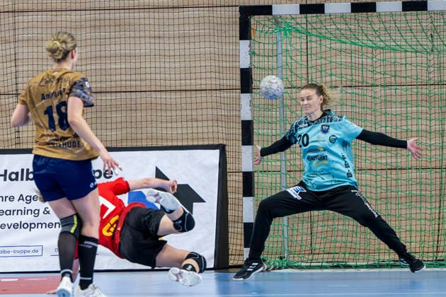 Handball Bundesliga Frauen, Saison 2025 2026 SV Union Halle-Neustadt vs.Buxtehuder SV Halle, Deutschland 03.Januar 2026: Im Bild:v.li.Madeleine Östlund Oestlund (Halle) und Torhueterin Anni Linder (Buxtehude) Halle Saale SWH Arena Sachsen-Anhalt Deutschland