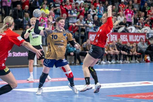 Handball Bundesliga Frauen, Saison 2025 2026 SV Union Halle-Neustadt vs.Buxtehuder SV Halle, Deutschland 03.Januar 2026: Im Bild:v.li.Anika Hampel (Buxtehude) und Marie Polakova (Halle) Halle Saale SWH Arena Sachsen-Anhalt Deutschland