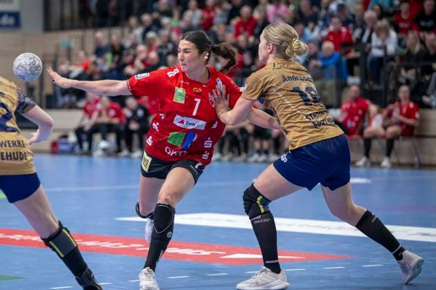 Handball Bundesliga Frauen, Saison 2025 2026 SV Union Halle-Neustadt vs.Buxtehuder SV Halle, Deutschland 03.Januar 2026: Im Bild:v. li. im Zweikampf Lynn Molenaar (Halle) und Johanna Andresen (Buxtehude) Halle Saale SWH Arena Sachsen-Anhalt Deutschland