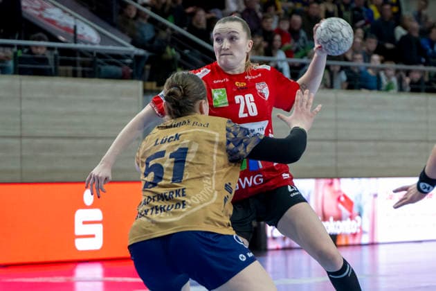 Handball Bundesliga Frauen, Saison 2025 2026 SV Union Halle-Neustadt vs.Buxtehuder SV Halle, Deutschland 03.Januar 2026: Im Bild:v.li.Lyn Elisabeth Lück Lueck (Buxtehude) und Cara Reuthal (Halle) Halle Saale SWH Arena Sachsen-Anhalt Deutschland