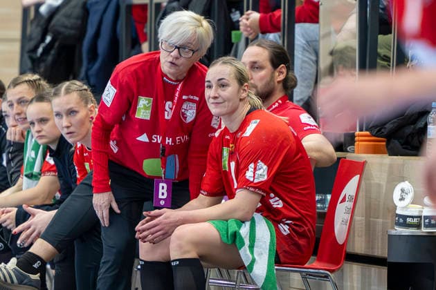 Handball Bundesliga Frauen, Saison 2025 2026 SV Union Halle-Neustadt vs.Buxtehuder SV Halle, Deutschland 03.Januar 2026: Im Bild:v.li.Trainerin Ines Seidler (Halle) und Lea Gruber (Halle) Halle Saale SWH Arena Sachsen-Anhalt Deutschland