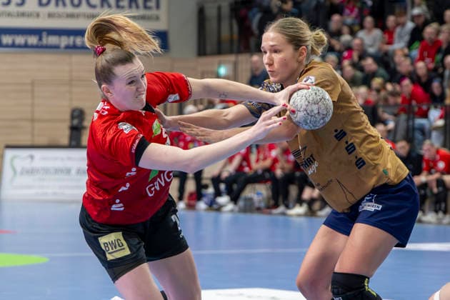 Handball Bundesliga Frauen, Saison 2025 2026 SV Union Halle-Neustadt vs.Buxtehuder SV Halle, Deutschland 03.Januar 2026: Im Bild:v. li. im Zweikampf Cara Reuthal (Halle) und Johanna Andresen (Buxtehude) Halle Saale SWH Arena Sachsen-Anhalt Deutschland