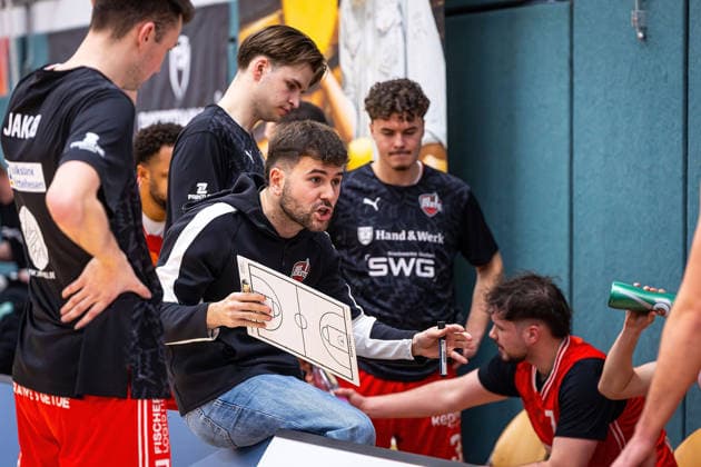 03.01.2026, xovx, Basketball 1. Regionalliga Südwest, Lich Basketball - TSG Söflingen Anweisungen von Trainer Lucas Nasev (Lich Basketball) an seine Mannschaft in der Auszeit Lich Dietrich-Bonhoeffer-Halle Hessen Deutschland (DE)