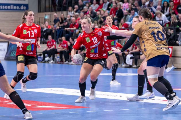Handball Bundesliga Frauen, Saison 2025 2026 SV Union Halle-Neustadt vs.Buxtehuder SV Halle, Deutschland 03.Januar 2026: Im Bild:v.li.Madeleine Östlund Oestlund (Halle), Lea Gruber (Halle) und Anika Hampel (Buxtehude) Halle Saale SWH Arena Sachsen-Anhalt Deutschland