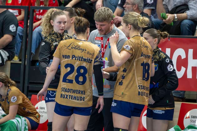 Handball Bundesliga Frauen, Saison 2025 2026 SV Union Halle-Neustadt vs.Buxtehuder SV Halle, Deutschland 03.Januar 2026: Im Bild:v.li.Theresa von Prittwitz (Buxtehude), Trainer Nicolaj Andersson (Buxtehude) und Johanna Andresen (Buxtehude) Halle Saale SWH Arena Sachsen-Anhalt Deutschland