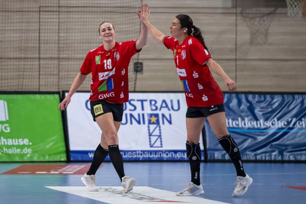 Handball Bundesliga Frauen, Saison 2025 2026 SV Union Halle-Neustadt vs.Buxtehuder SV Halle, Deutschland 03.Januar 2026: Im Bild:v.li.Lea Gruber (Halle) und Lynn Molenaar (Halle) lachend, laechelnd, gut gelaunt, grinst, grinsend, Halle Saale SWH Arena Sachsen-Anhalt Deutschland