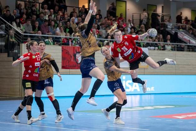 Handball Bundesliga Frauen, Saison 2025 2026 SV Union Halle-Neustadt vs.Buxtehuder SV Halle, Deutschland 03.Januar 2026: Im Bild:v.li.Lyn Elisabeth Lück Lueck (Buxtehude), bu18 und Cara Reuthal (Halle) Halle Saale SWH Arena Sachsen-Anhalt Deutschland