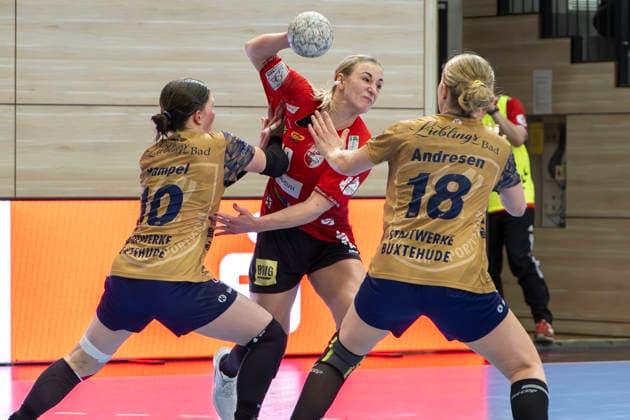 Handball Bundesliga Frauen, Saison 2025 2026 SV Union Halle-Neustadt vs.Buxtehuder SV Halle, Deutschland 03.Januar 2026: Im Bild:v. li. im Zweikampf Anika Hampel (Buxtehude), Lea Gruber (Halle) und Johanna Andresen (Buxtehude) Halle Saale SWH Arena Sachsen-Anhalt Deutschland