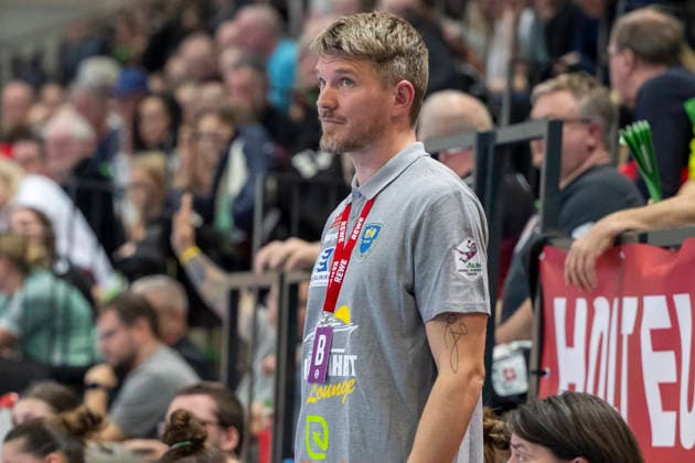 Handball Bundesliga Frauen, Saison 2025 2026 SV Union Halle-Neustadt vs.Buxtehuder SV Halle, Deutschland 03.Januar 2026: Im Bild:Trainer Nicolaj Andersson (Buxtehude), nachdenklich, grübelnd, gruebelnd, Halle Saale SWH Arena Sachsen-Anhalt Deutschland