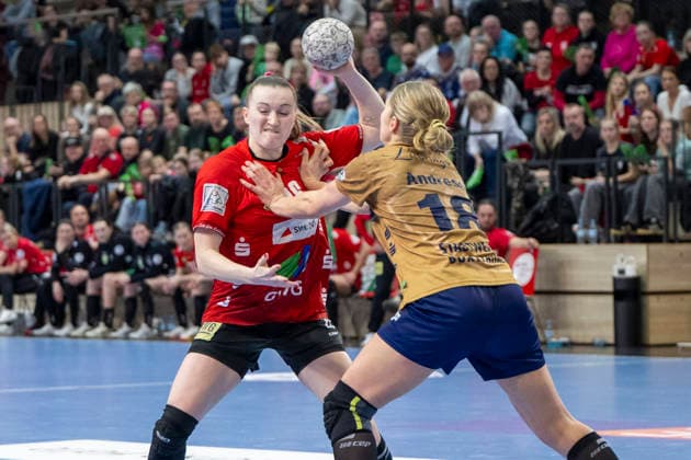 Handball Bundesliga Frauen, Saison 2025 2026 SV Union Halle-Neustadt vs.Buxtehuder SV Halle, Deutschland 03.Januar 2026: Im Bild:v. li. im Zweikampf Cara Reuthal (Halle) und Johanna Andresen (Buxtehude) Halle Saale SWH Arena Sachsen-Anhalt Deutschland