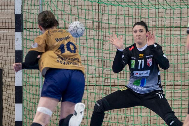 Handball Bundesliga Frauen, Saison 2025 2026 SV Union Halle-Neustadt vs.Buxtehuder SV Halle, Deutschland 03.Januar 2026: Im Bild:v.li.Anika Hampel (Buxtehude) und Torhueterin Marijana Ilic (Halle) Halle Saale SWH Arena Sachsen-Anhalt Deutschland