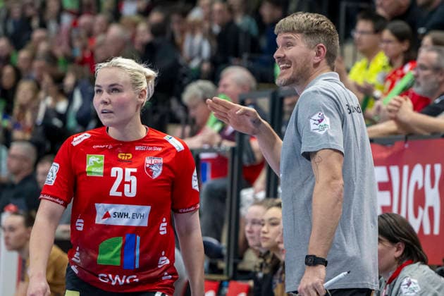 Handball Bundesliga Frauen, Saison 2025 2026 SV Union Halle-Neustadt vs.Buxtehuder SV Halle, Deutschland 03.Januar 2026: Im Bild:v.li.Lilli Röpke Roepke (Halle) und Trainer Nicolaj Andersson (Buxtehude) Gestik, Geste, gestikuliert, Halle Saale SWH Arena Sachsen-Anhalt Deutschland