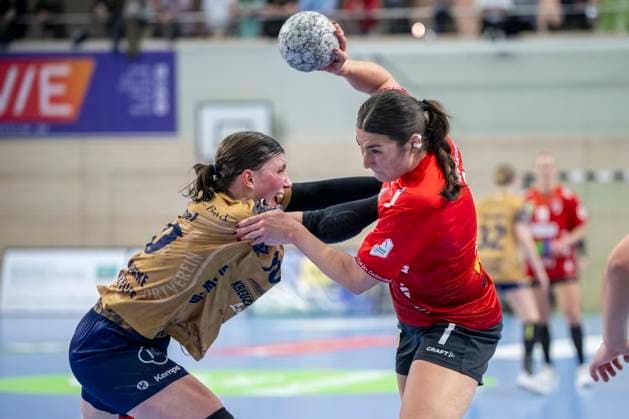 Handball Bundesliga Frauen, Saison 2025 2026 SV Union Halle-Neustadt vs.Buxtehuder SV Halle, Deutschland 03.Januar 2026: Im Bild:v. li. im Zweikampf Anika Hampel (Buxtehude) und Lynn Molenaar (Halle) Halle Saale SWH Arena Sachsen-Anhalt Deutschland