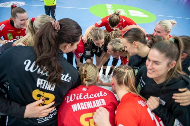 Handball Bundesliga Frauen, Saison 2025 2026 SV Union Halle-Neustadt vs.Buxtehuder SV Halle, Deutschland 03.Januar 2026: Im Bild:Die Spielerinnen von Halle bilden einen Mannschaftskreis zum Schulterschluss nach dem ersten Sieg der Saison ueber Buxtehude Halle Saale SWH Arena Sachsen-Anhalt Deutschland