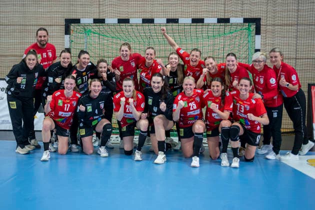 Handball Bundesliga Frauen, Saison 2025 2026 SV Union Halle-Neustadt vs.Buxtehuder SV Halle, Deutschland 03.Januar 2026: Im Bild:Die Mannschaft von Halle jubelt ueber ihren ersten Sieg der Saison ueber Buxtehude Halle Saale SWH Arena Sachsen-Anhalt Deutschland