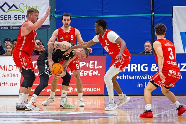 03.01.2026, xovx, Basketball 1. Regionalliga Südwest, Lich Basketball - TSG Söflingen v.l. Johannes Lischka (Lich Basketball), Marko Markovic (TSG Söflingen), Tim Schneider (Lich Basketball), Christopher Michael Osobaye (Lich Basketball), Hanno Kotulla (Lich Basketball) Lich Dietrich-Bonhoeffer-Halle Hessen Deutschland (DE)