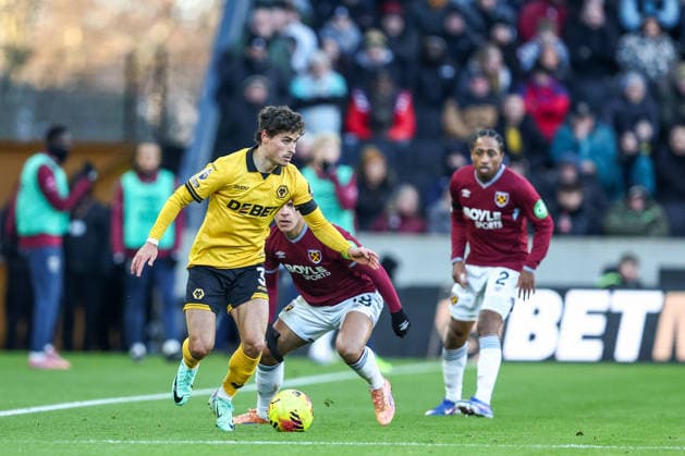 Wolverhampton Wanderers v West Ham United - Premier League Hugo Bueno of Wolverhampton Wanderers is in action with the ball during the Premier League match between Wolverhampton Wanderers and West Ham United at Molineux in Wolverhampton, United Kingdom, on January 3, 2026. Wolverhampton West Midlands United Kingdom  Copyright: xMIxNewsx originalFilename:fletcher-wolverha260103_npQHQ.jpg