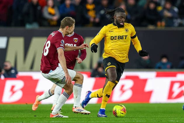 Wolverhampton Wanderers v West Ham United - Premier League Tomas Soucek of West Ham United moves to challenge Tolu Arokodare of Wolverhampton Wanderers during the Premier League match between Wolverhampton Wanderers and West Ham United at Molineux in Wolverhampton, England, on January 3, 2026. Wolverhampton West Midlands United Kingdom  Copyright: xMIxNewsx originalFilename:fletcher-wolverha260103_npUwr.jpg