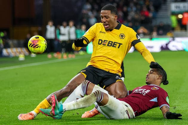 Wolverhampton Wanderers v West Ham United - Premier League Jackson Tchatchoua of Wolverhampton Wanderers is challenged by Crysencio Summerville of West Ham United during the Premier League match between Wolverhampton Wanderers and West Ham United at Molineux in Wolverhampton, on January 3, 2026. Wolverhampton West Midlands United Kingdom  Copyright: xMIxNewsx originalFilename:fletcher-wolverha260103_npx3m.jpg