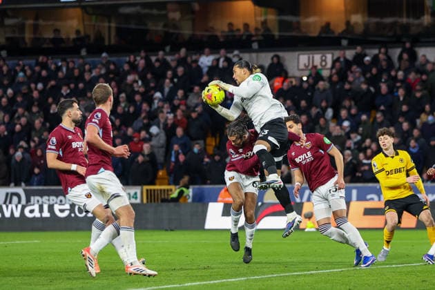 Wolverhampton Wanderers v West Ham United - Premier League Alphonse Areola of West Ham United intercepts the ball to defuse the Wolverhampton Wanderers attack during the Premier League match between Wolverhampton Wanderers and West Ham United at Molineux in Wolverhampton, England, on January 3, 2026. Wolverhampton West Midlands United Kingdom  Copyright: xMIxNewsx originalFilename:fletcher-wolverha260103_npxJ4.jpg