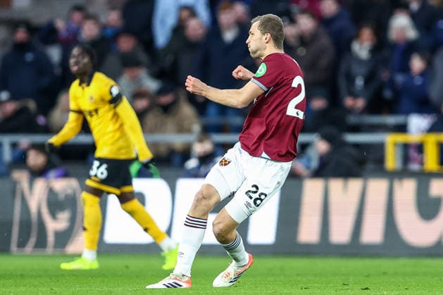 Wolverhampton Wanderers v West Ham United - Premier League Tomas Soucek of West Ham United fires the ball across during the Premier League match between Wolverhampton Wanderers and West Ham United at Molineux in Wolverhampton, England, on January 3, 2026. Wolverhampton West Midlands United Kingdom  Copyright: xMIxNewsx originalFilename:fletcher-wolverha260103_npkHu.jpg