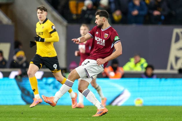 Wolverhampton Wanderers v West Ham United - Premier League Max Kilman of West Ham United crosses the ball during the Premier League match between Wolverhampton Wanderers and West Ham United at Molineux in Wolverhampton, United Kingdom, on January 3, 2026. Wolverhampton West Midlands United Kingdom  Copyright: xMIxNewsx originalFilename:fletcher-wolverha260103_nplpY.jpg