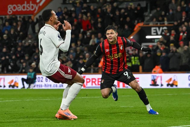 Bournemouth v Arsenal, Premier League Goal 1-0 - Evanilson (9) of AFC Bournemouth celebrates scoring the opening goal as Gabriel (6) of Arsenal looks dejected after he makes a mistake during the Premier League match between Bournemouth and Arsenal at the Vitality Stadium, Bournemouth, UK on 3 January 2026. Bournemouth Vitality Stadium Dorset UK Editorial use only DataCo restrictions apply See www.football-dataco.com , Copyright: xGrahamxHuntx PSI-23517-0336