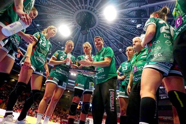 Trainer Nico Kiener (Göppingen) inmitten seines Teams während einer Auszeit Handball Frauen 1.Bundesliga 2025 26 BSV Sachsen Zwickau - Frisch Auf Göppingen 25:23 am 3.1.2026 in der Sparkassen-Arena Zwickau BSV Sachsen Zwickau - Frisch Auf Göppingen
