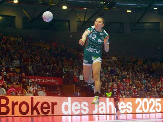 Torwurf von Haruno Sasaki (Göppingen) Handball Frauen 1.Bundesliga 2025 26 BSV Sachsen Zwickau - Frisch Auf Göppingen 25:23 am 3.1.2026 in der Sparkassen-Arena Zwickau BSV Sachsen Zwickau - Frisch Auf Göppingen