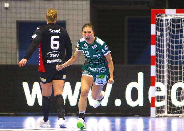 In Jubelpose: Haruno Sasaki (Göppingen) , der in diesem Spiel 9 Treffer gelangen, Handball Frauen 1.Bundesliga 2025 26 BSV Sachsen Zwickau - Frisch Auf Göppingen 25:23 am 3.1.2026 in der Sparkassen-Arena Zwickau BSV Sachsen Zwickau - Frisch Auf Göppingen