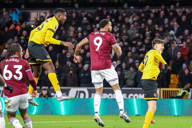 Wolverhampton Wanderers v West Ham United - Premier League Yerson Mosquera of Wolverhampton Wanderers goes airborne during the Premier League match between Wolverhampton Wanderers and West Ham United at Molineux in Wolverhampton, England, on January 3, 2026. Wolverhampton West Midlands United Kingdom  Copyright: xMIxNewsx originalFilename:fletcher-wolverha260103_npEki.jpg