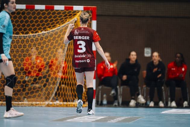 Szene mit Amelie Berger (3; HSG Bensheim Auerbach) und Torwart von Team Thüringer HC Szene mit Amelie Berger (3; HSG Bensheim Auerbach) vor Torwart