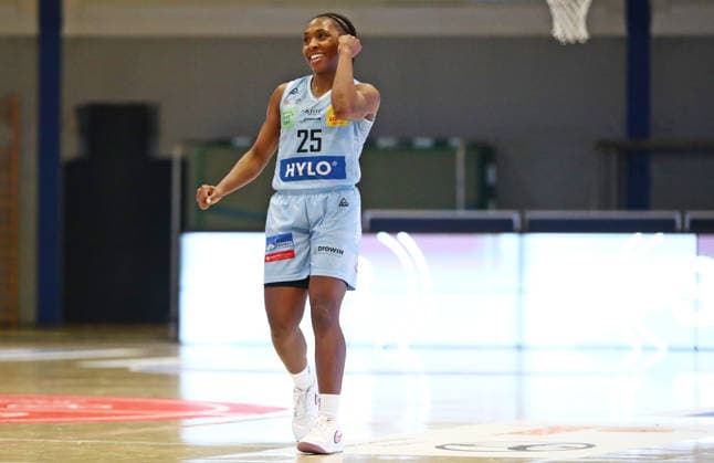 DBBL Pokal.-Viertelfinale, 03.01.2026, Sporthalle West in Dillingen (Saarland), Saarlouis Royals vs. Herner TC (67:54) emspor v.l.n.r. Martha Ann Burse (Saarlouis) bejubelt einen Korb während des Spiels