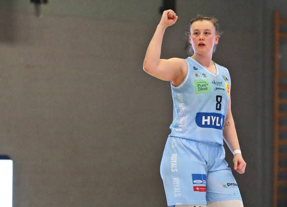 DBBL Pokal.-Viertelfinale, 03.01.2026, Sporthalle West in Dillingen (Saarland), Saarlouis Royals vs. Herner TC (67:54) emspor v.l.n.r. Roosa-Josefiina Lola Lehtoranta (Saarlouis) bejubelt den Sieg