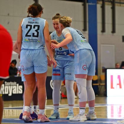 DBBL Pokal.-Viertelfinale, 03.01.2026, Sporthalle West in Dillingen (Saarland), Saarlouis Royals vs. Herner TC (67:54) emspor v.l.n.r. Saarlouis bejubelt die Halbzeitführung in einem Mannschaftskreis