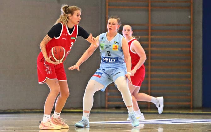 DBBL Pokal.-Viertelfinale, 03.01.2026, Sporthalle West in Dillingen (Saarland), Saarlouis Royals vs. Herner TC (67:54) emspor v.l.n.r. Sofie Fuglsang Olsen (Herner TC), Roosa-Josefiina Lola Lehtoranta (Saarlouis)