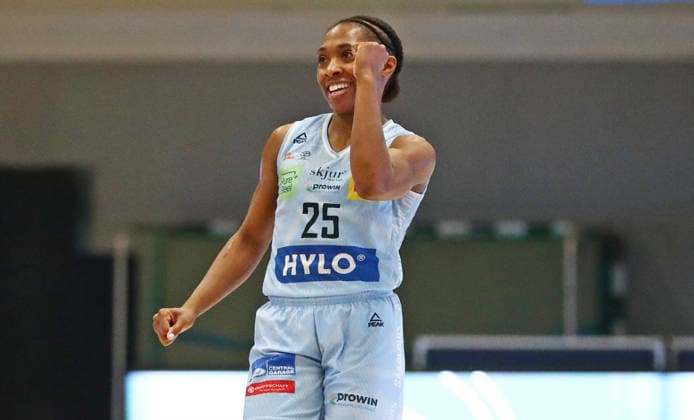 DBBL Pokal.-Viertelfinale, 03.01.2026, Sporthalle West in Dillingen (Saarland), Saarlouis Royals vs. Herner TC (67:54) emspor v.l.n.r. Martha Ann Burse (Saarlouis) bejubelt einen Korb während des Spiels