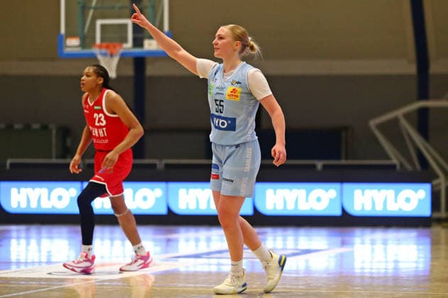 DBBL Pokal.-Viertelfinale, 03.01.2026, Sporthalle West in Dillingen (Saarland), Saarlouis Royals vs. Herner TC (67:54) emspor v.l.n.r. Jessika-Stefanie Schiffer (Saarlouis) bejubelt einen Korb